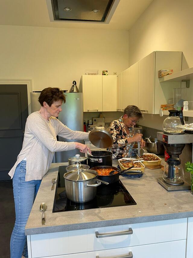 Marjan en Marij zijn weer druk bezig in de keuken